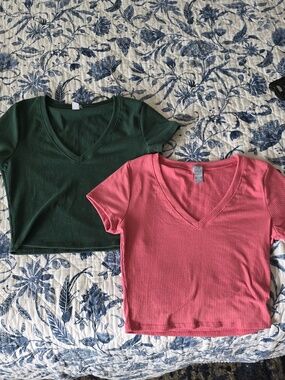 Tilly's Ribbed V-Neck Crop Top in Forest Green & Pink Size M